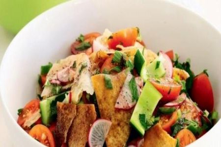 طريقة عمل سلطة الفتّوش المكوّنات حبه بندوره حبتين...