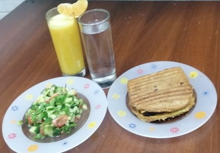 ساندويتش توست بالبيض زائد عصير البرتقال مع سلطة خض...