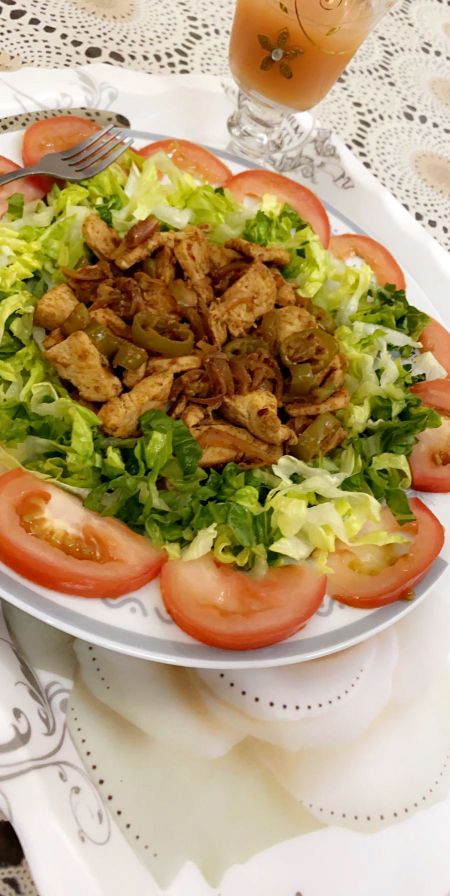 وجبة غداء مكونة من فاهيتا دجاج وخضار مشكلة