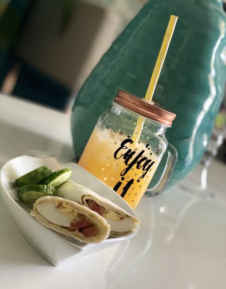 ساندوش بيض مسلوق 

مع صوص الافكادو 
الطريقه :...