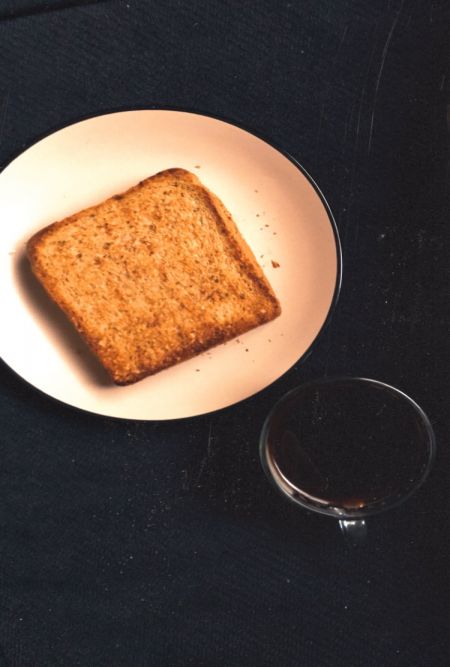 فطو اليوم قهوة وتوست مع زبدة الفول السوداني الصحيه