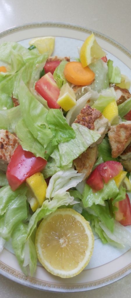 الغداء?سلطه مع قطع دجاج