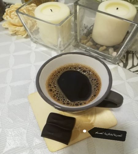 قهوة سوداء/قطعتين شوكولاته داكنة