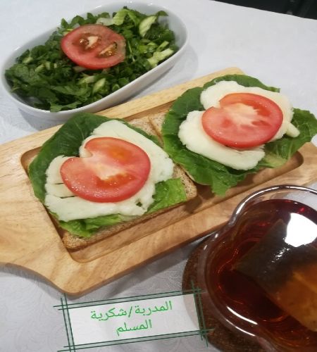٢سندوتيش توست بر /جبن حلوم لايت/طماطم/خس/سلطة خضرا...