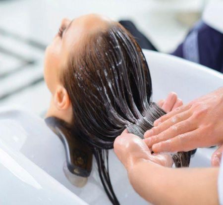 الطرق الصحيحة لغسل الشعر هناك العديد من الطرق لغسل...