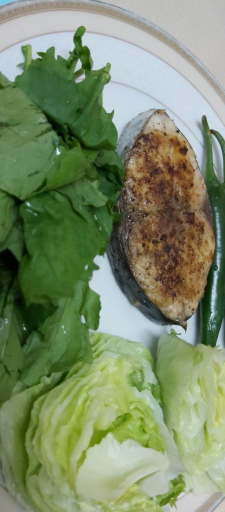 الغداء?قطعه سمكه وخس وجرجير