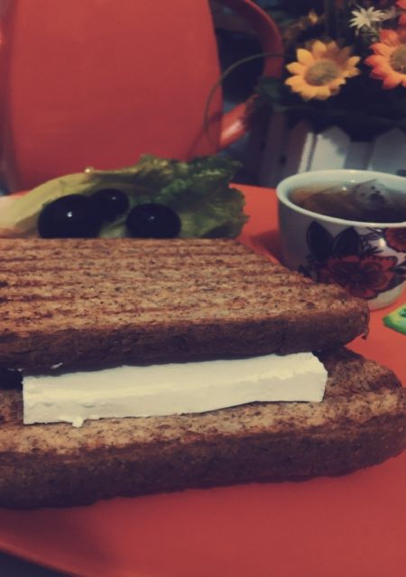 شريحتين توست اسمر مع جبن فيتا وخس وحبتين زيتون مع...