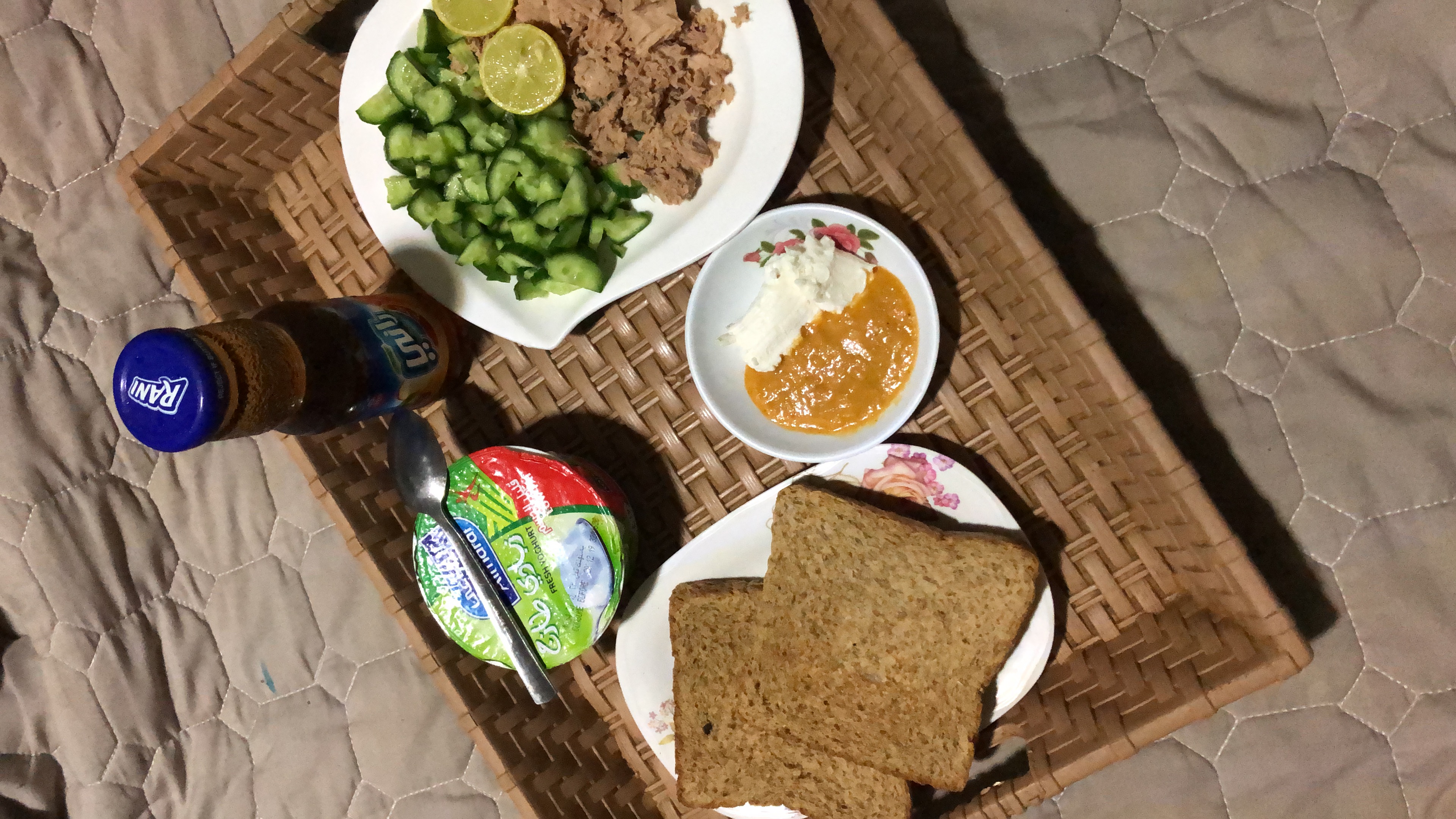 اليوم كنت صايمه فطرت تونه بدون زيت مع حبه خيار وقط...