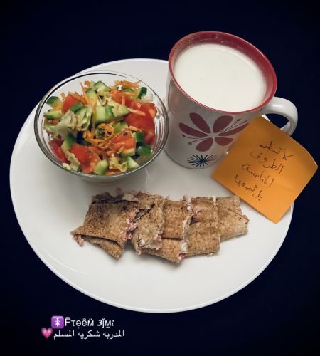 سلطه خس طماطا جزر خيار ليمون ملح
خبز قليل من الجب...