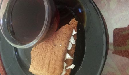 عملت حبة توست بر محمص مع جبنة مالحة مع ملعقة صغيرة...