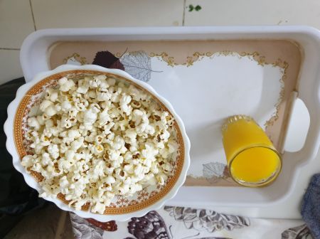 سناك خفيف بين الغداء والعشاء 
فشار من غير ملح 
ع...