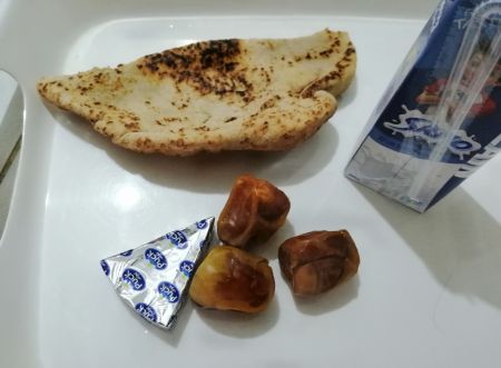 فطوري ٣تمر وواحد حليب ونص خبز وواحده جبنه