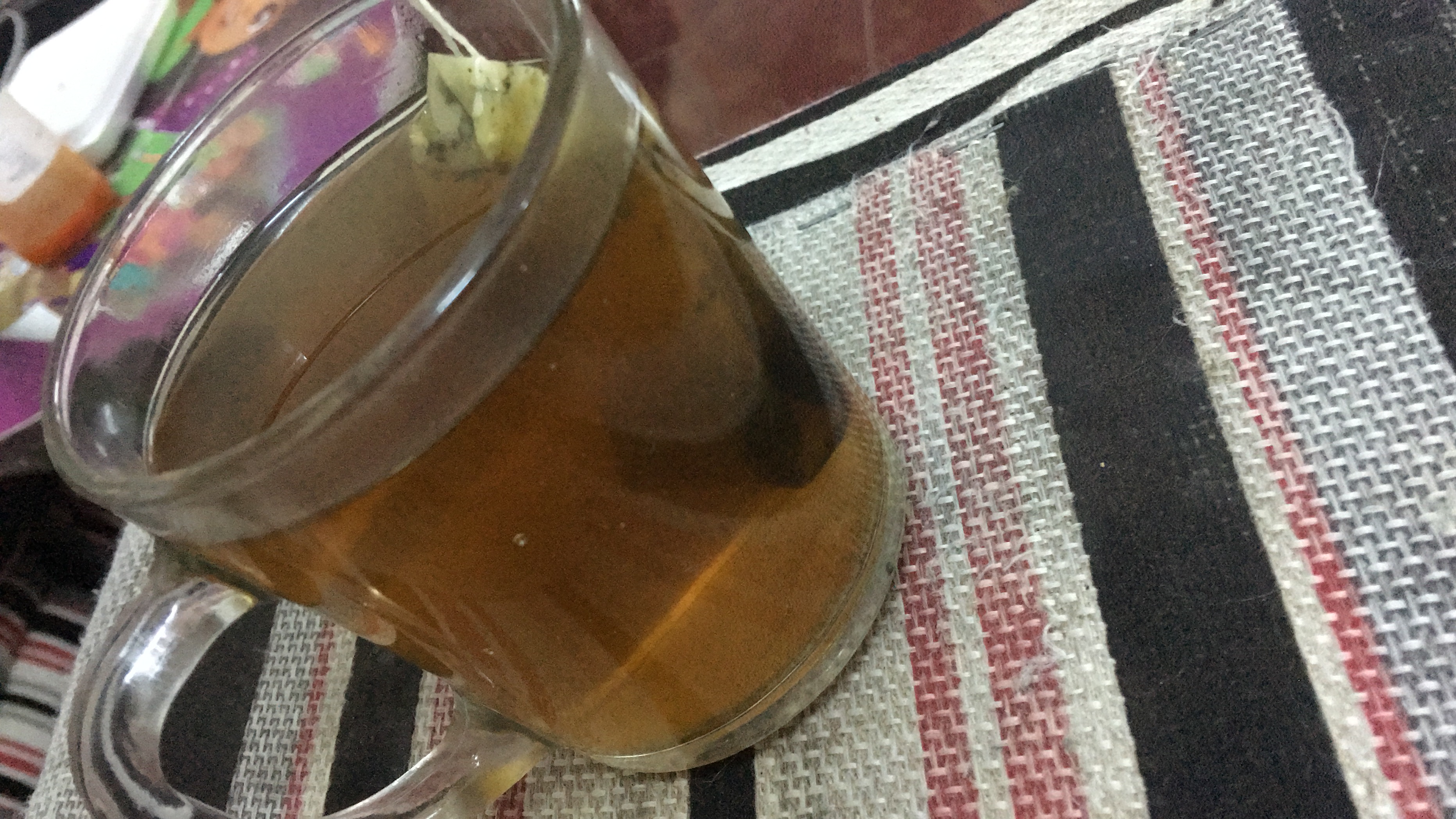 غداء اخذت كوب شاي اخضر بعدها قطعه دجاج وسلطه وجرجي...