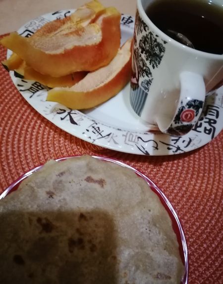 فطوري خبز بر صنع البيت مع٤ قطع فاكهه كأس شاي بسكر...