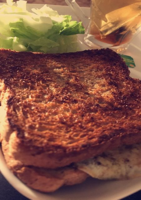 فطوري اليوم شاهي اخضر وتوست وبياض بيضه خس وملفوف ب...