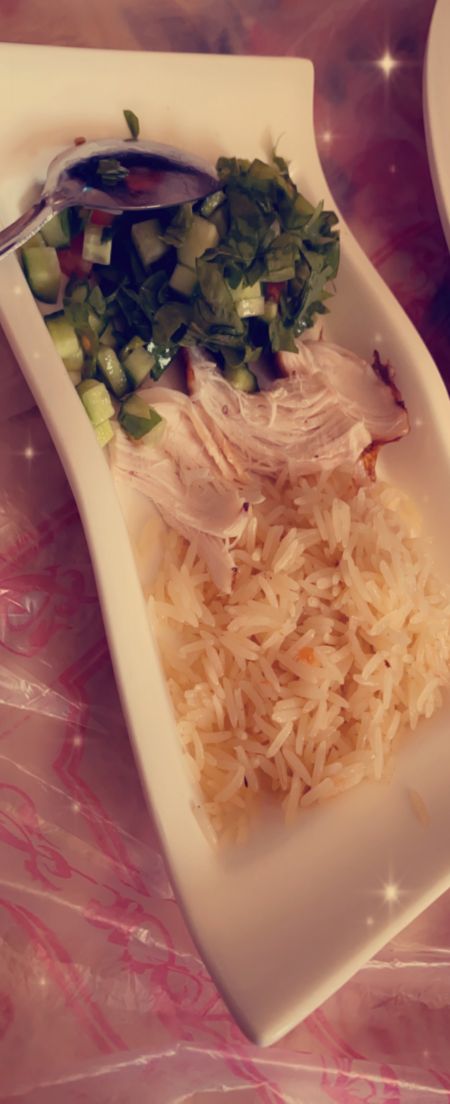 الغدا اربع ملاعق رز وثلاث قطع دجاج وسلطه