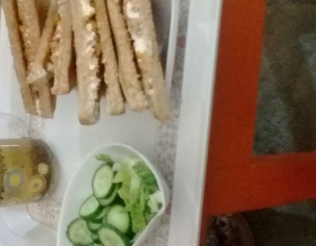 توست مع زيتون ولبنه وسلطة خيار وخس مع  مشروب شمر