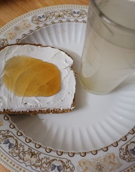فطوري
كاسه شاي الزنجبيل 
وتوست بر حطيت عليه جبنه...