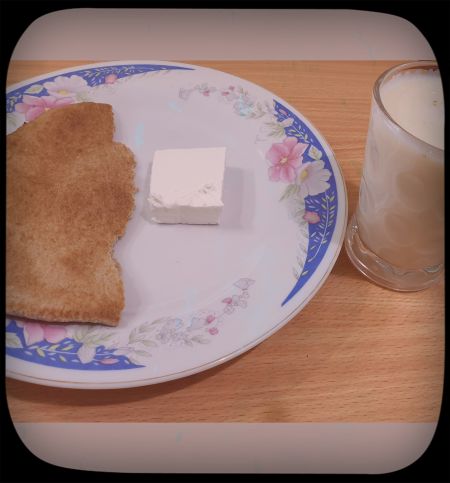 فطوري اليوم مقيد 
مكون من نص رغيف خبز بر و جبنة ب...