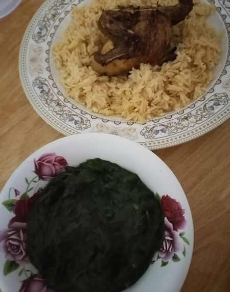غداي
صحن رز صغير وصدر دجاج مشوي 
وصحن سبانخ