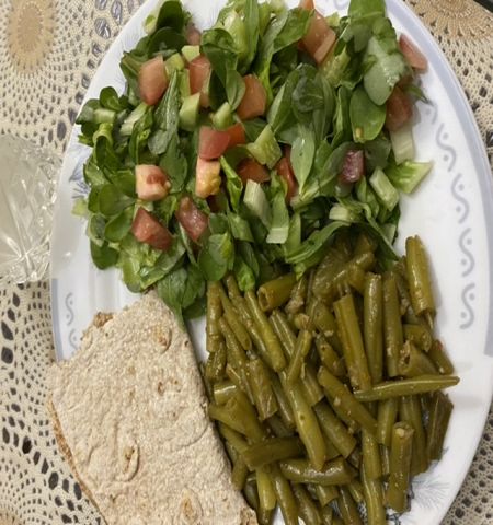 غداي اليوم سلطة خس وخيار وطماطم 
وفاصولية بزيت ال...