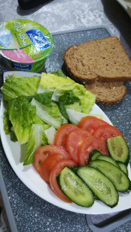 وعشاي??
سلطه خضار 
وتوست بر
وزبادي قليل الدسم ?...