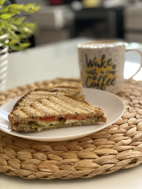 شريحتين توست بر محمص 
مدهونه ب ملعقه لبنه 
ورشه...