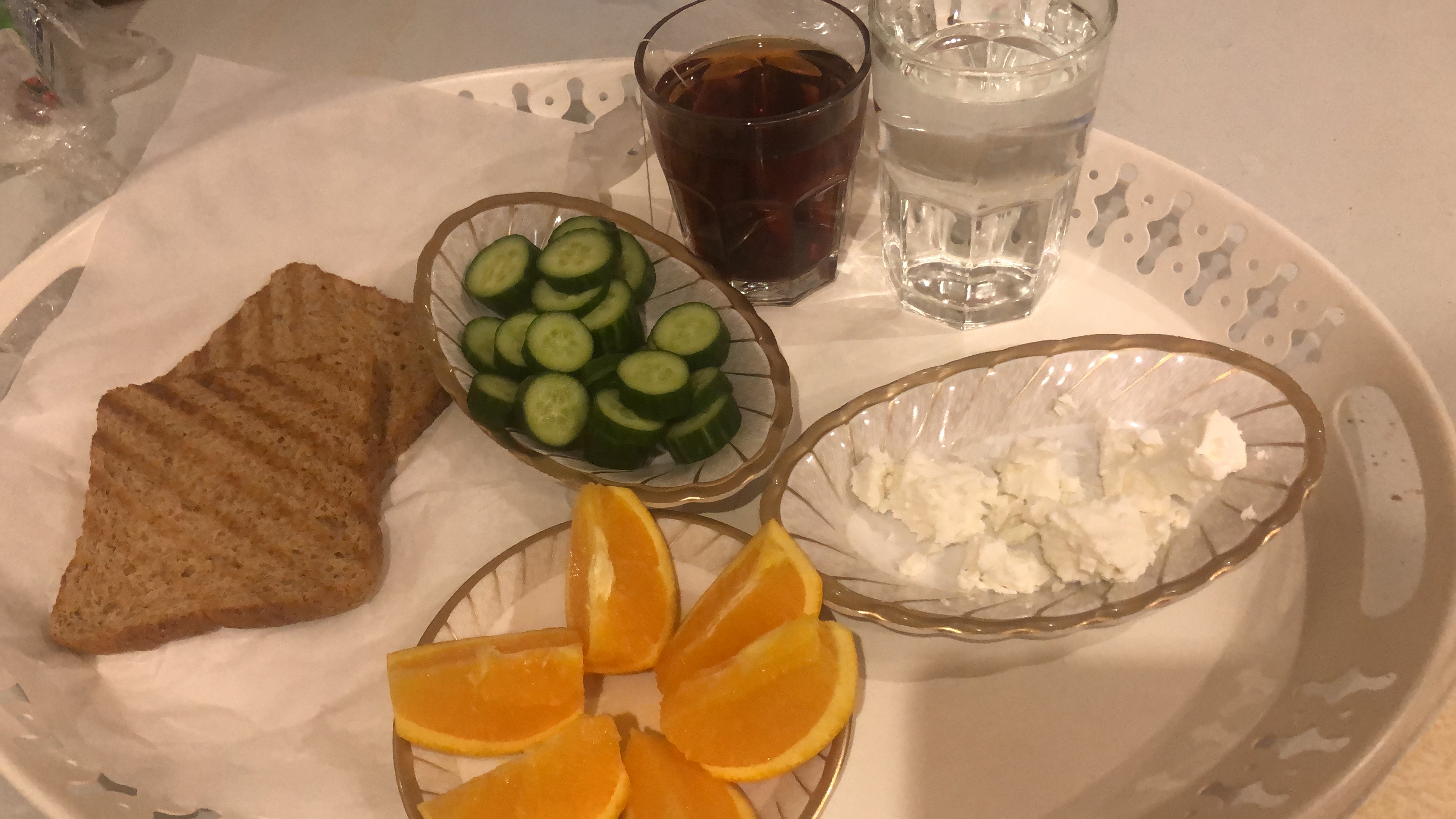 شرب مويه دافيه على الريق كوبين 
الفطور توست ولبنه...