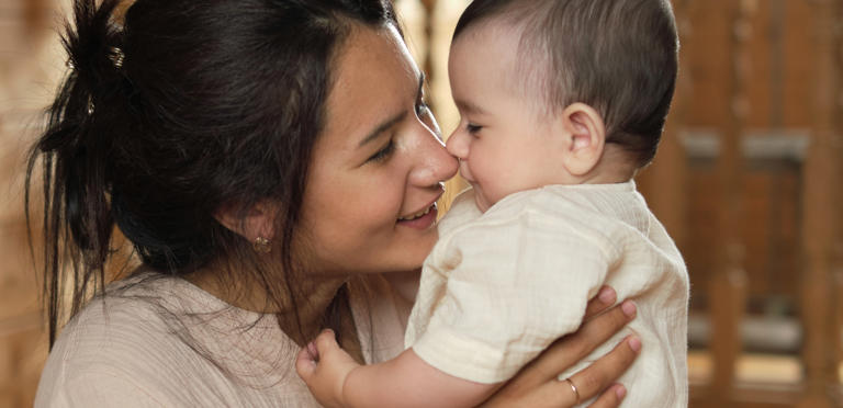 تتعدّد علامات حب الطفل الرضيع لامه وتختلف بين طفلٍ...