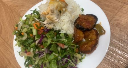 وجبت الغدا رز ابيض وربع صدر دجاج مشوي وملعقه مسقع...