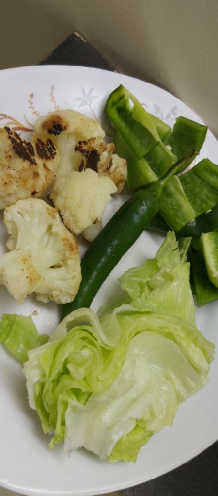 الغداء?زهرة مشويه وخس وفلفل