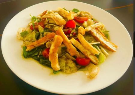 ،، سلطة جبن حلوم 🥙

المكونات : كوب خس مقطع
قلي...