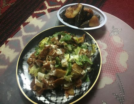 عباره عن سلطه زبادي مع باذنجان
وخبز محمص وخس وخيا...