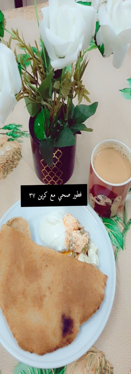 فطوري خبز بر ولبنة وجبن فيتا بالزيتون وشاي حليب