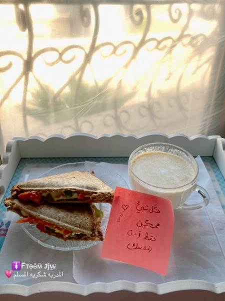 بيض مسلوق مع شريحه جبن وطماطا وفليفله