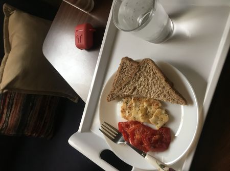 فطوري شرائح من الطماطم و جبنة حلوم قليلة الدسم مشو...