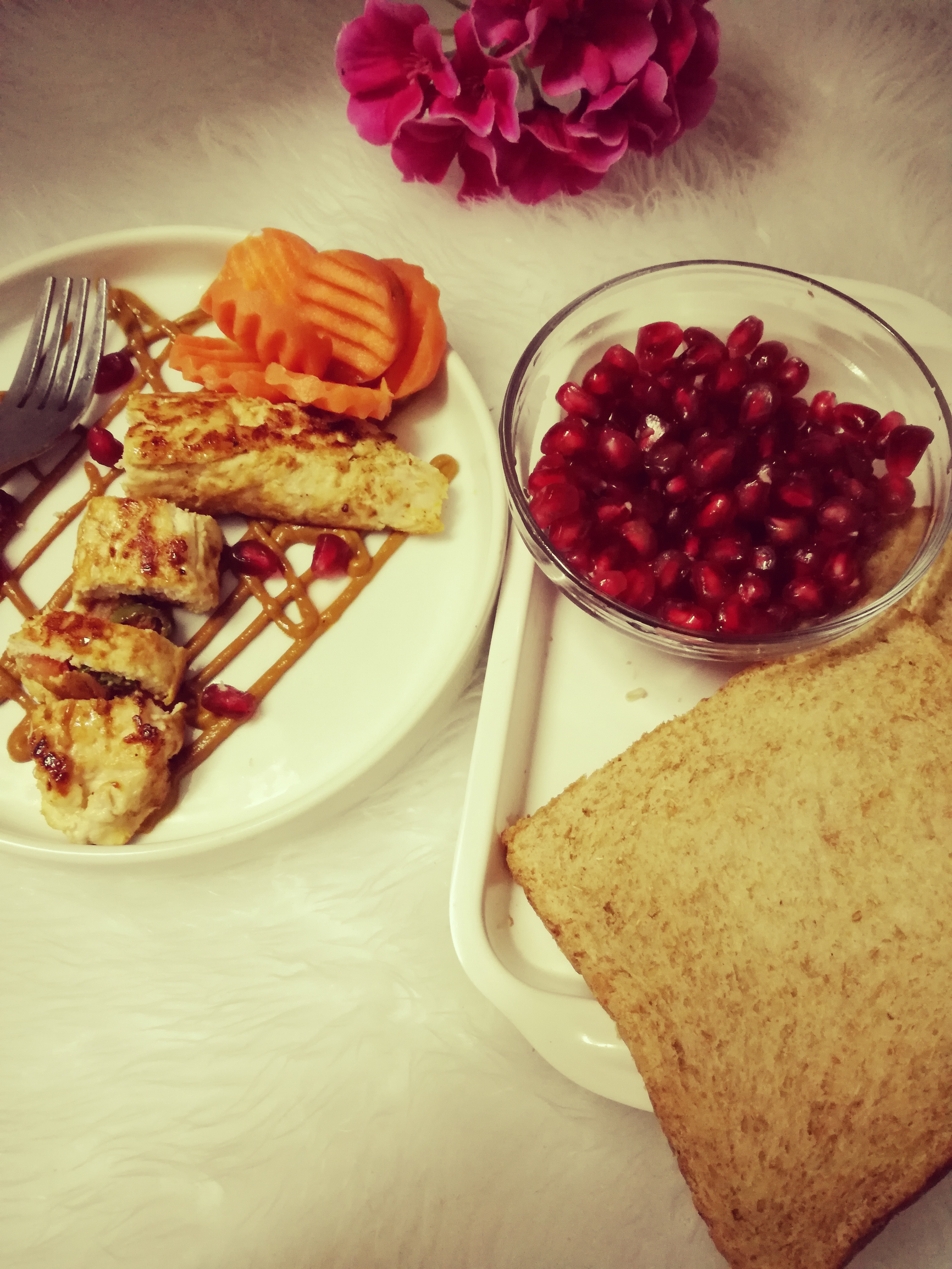 العشاء صدور دجاج مشوي +توست اسمر ورمان