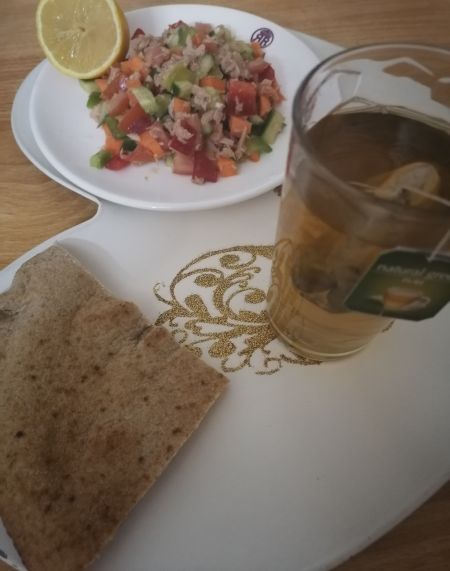 فطوري. سلطه تونه
ربع رغيف اسمر 
كاسه شاي أخضر