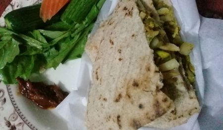 العشاء.سندويش دجاج وسلطه وعصير