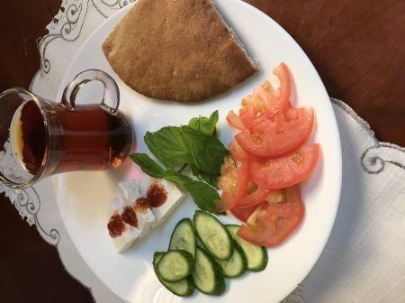 فطور الخميس:جبنة فيتا+قطع خيار وطماطم+ربع رغيف بر+...