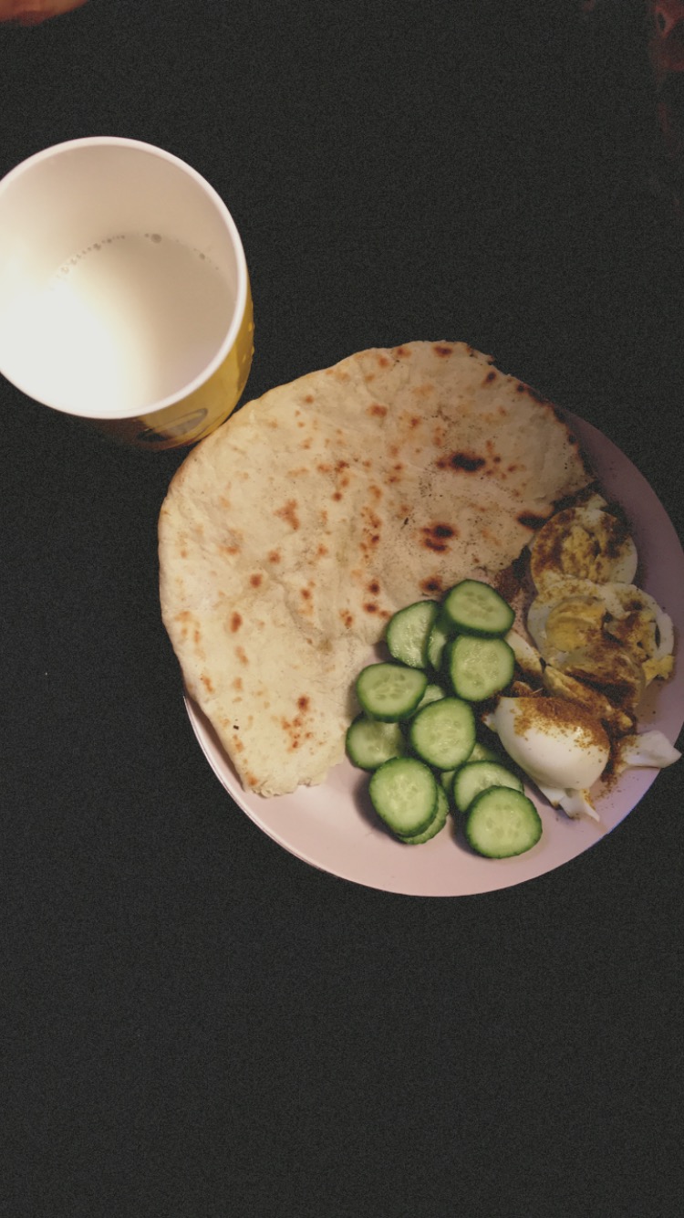 فطوري اليوم بيضه مسلوقه مع كمون وخيار وخبز بيتي