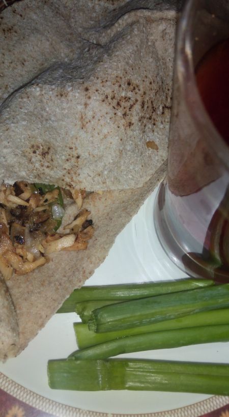 الغذاء خبز بر بالتونه المكشنه وبصل اخضر ?وشاي احمر...