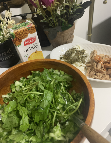 الغداء تبع اليوم خيار وفلفل رومي و جرجير و جبنة في...