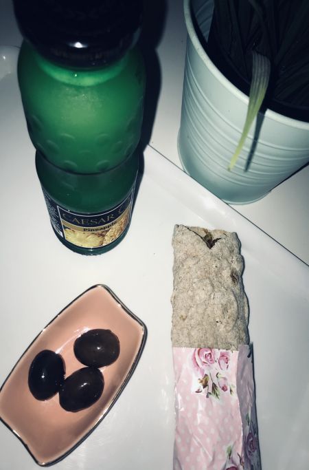 الغداء: رغيف صحي دجاج وخضار وزيتون وعصير اناناس ✅...