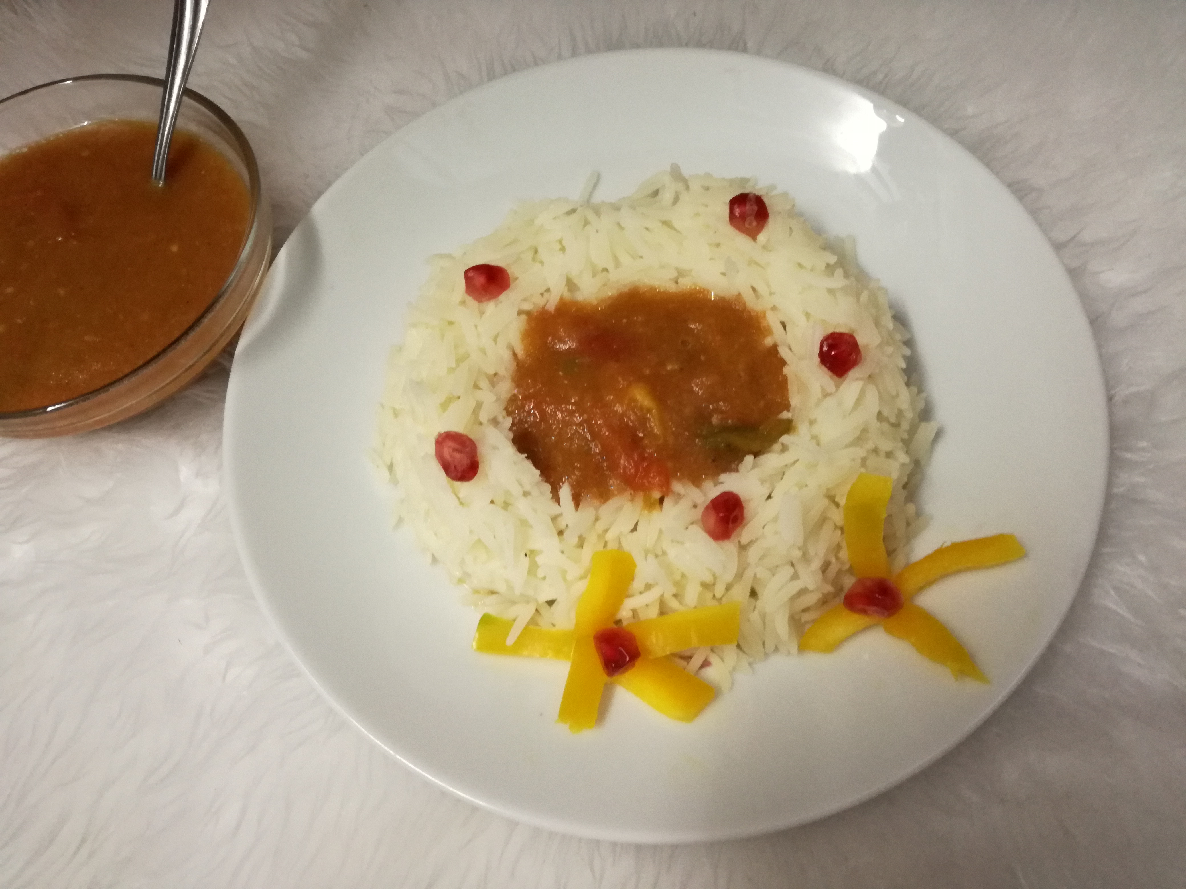 الغداء /رز مسلوق +صلصه حاره....